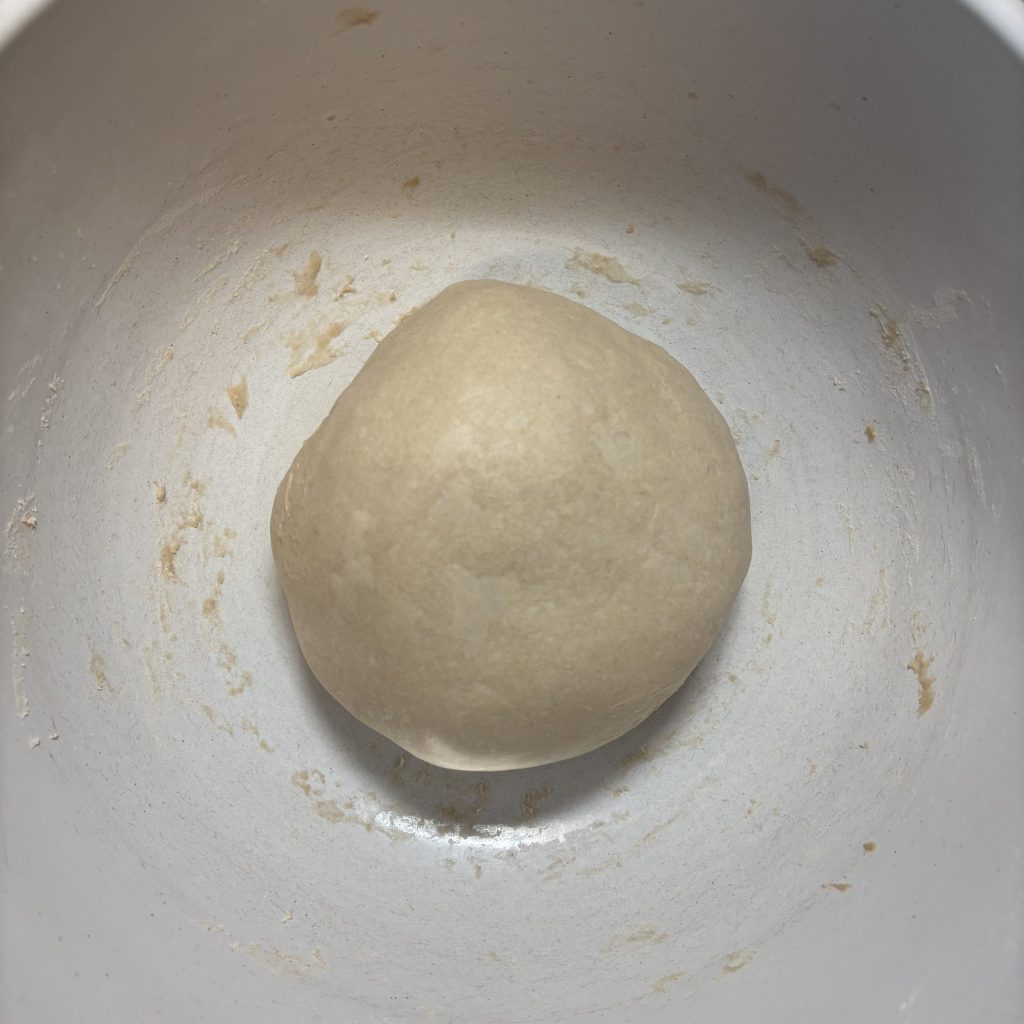 Brotteig für Brot Bowls in einer Schüssel