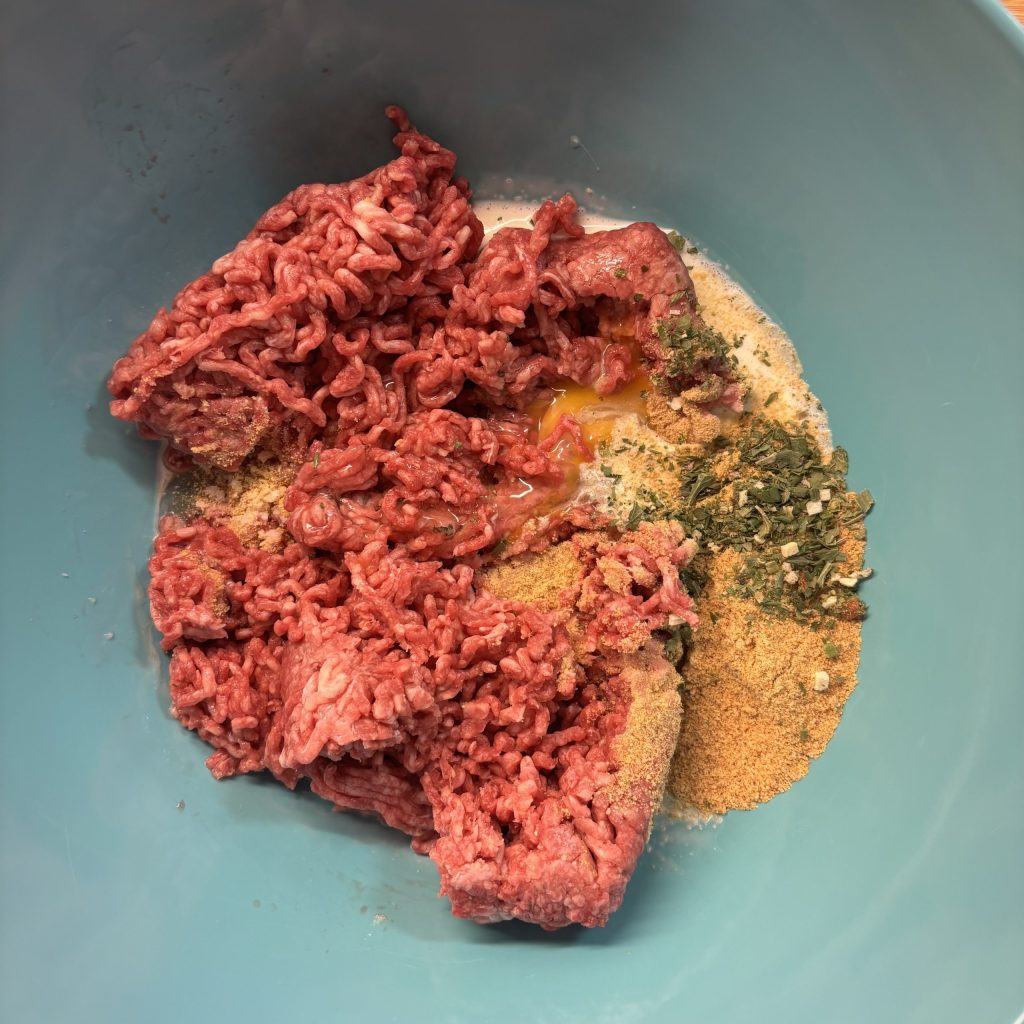Hackfleisch mit Gewürzen, Sahne und Ei für Hackbällchen