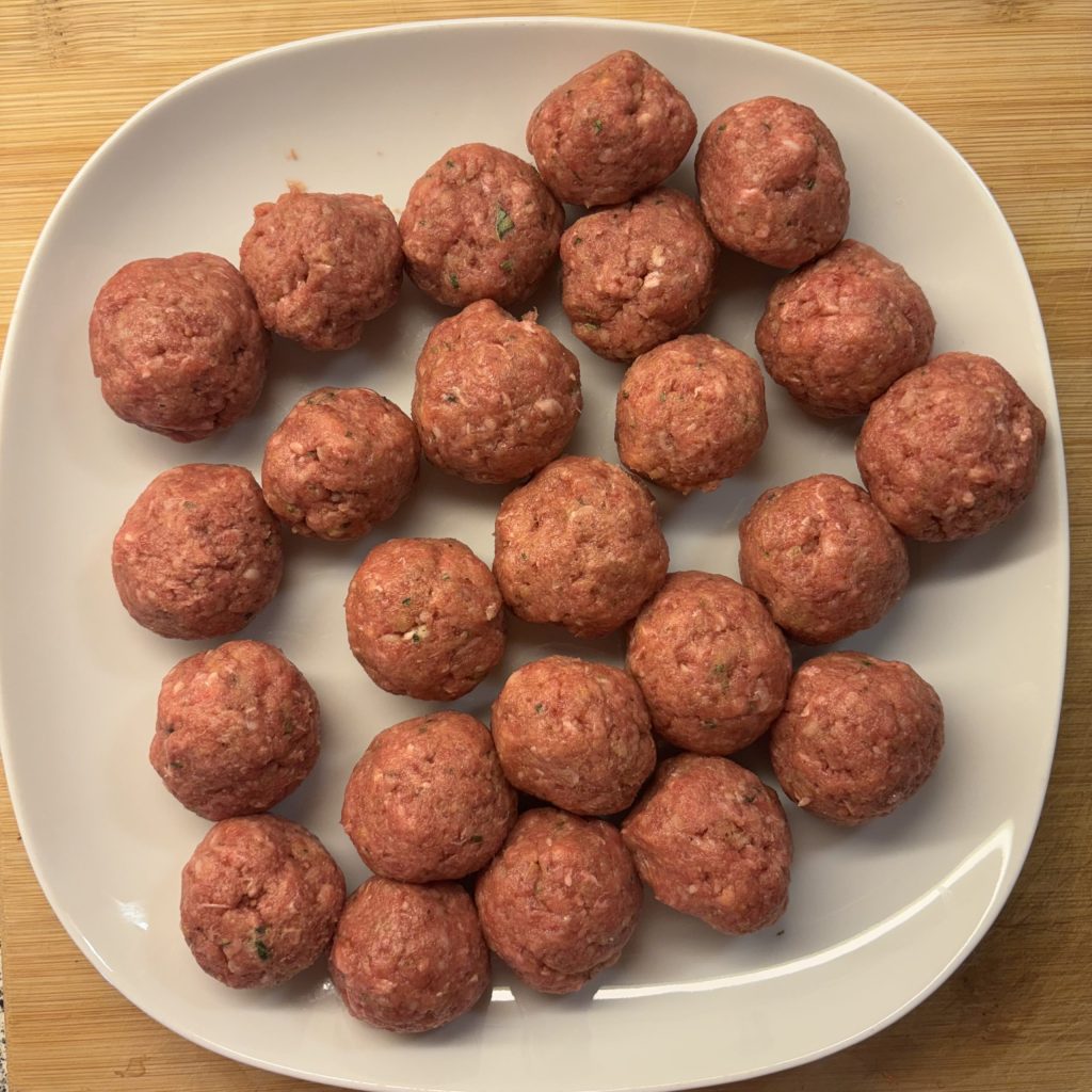 Rohe geformte Hackbällchen vor dem Braten