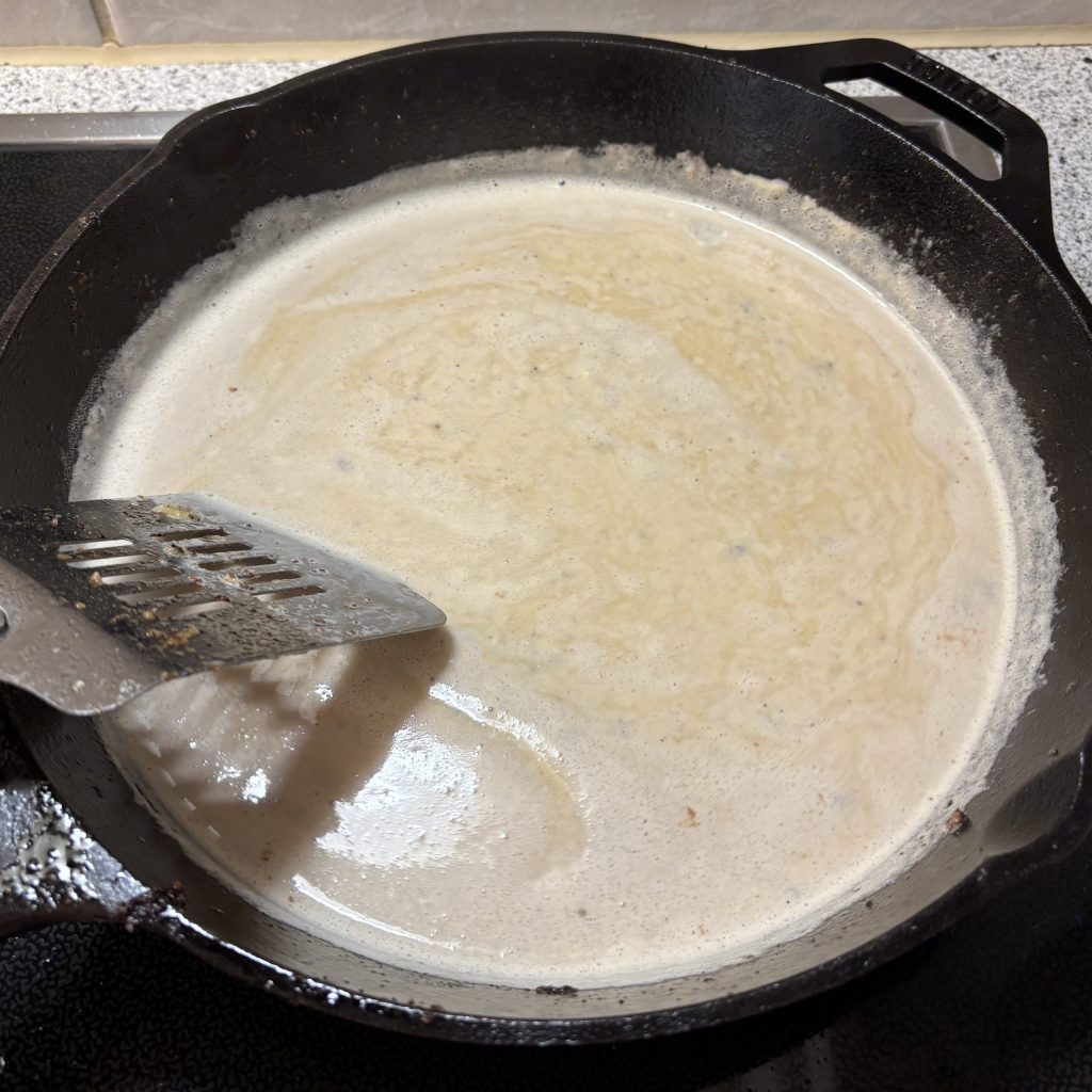 Cremige Rahmsauce für Hackbällchen in der Pfanne