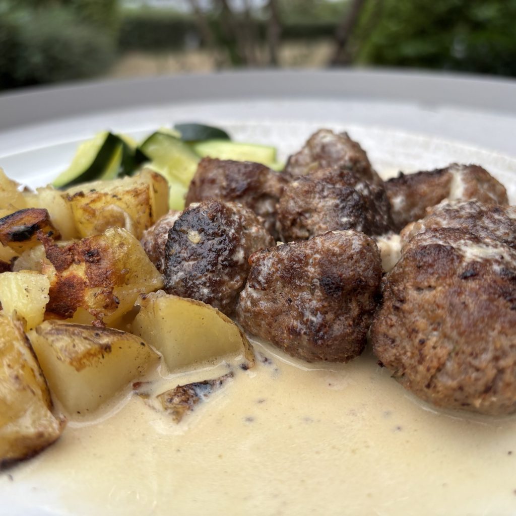 Saftige Hackbällchen in cremiger Rahmsauce mit Kartoffeln und Zucchini