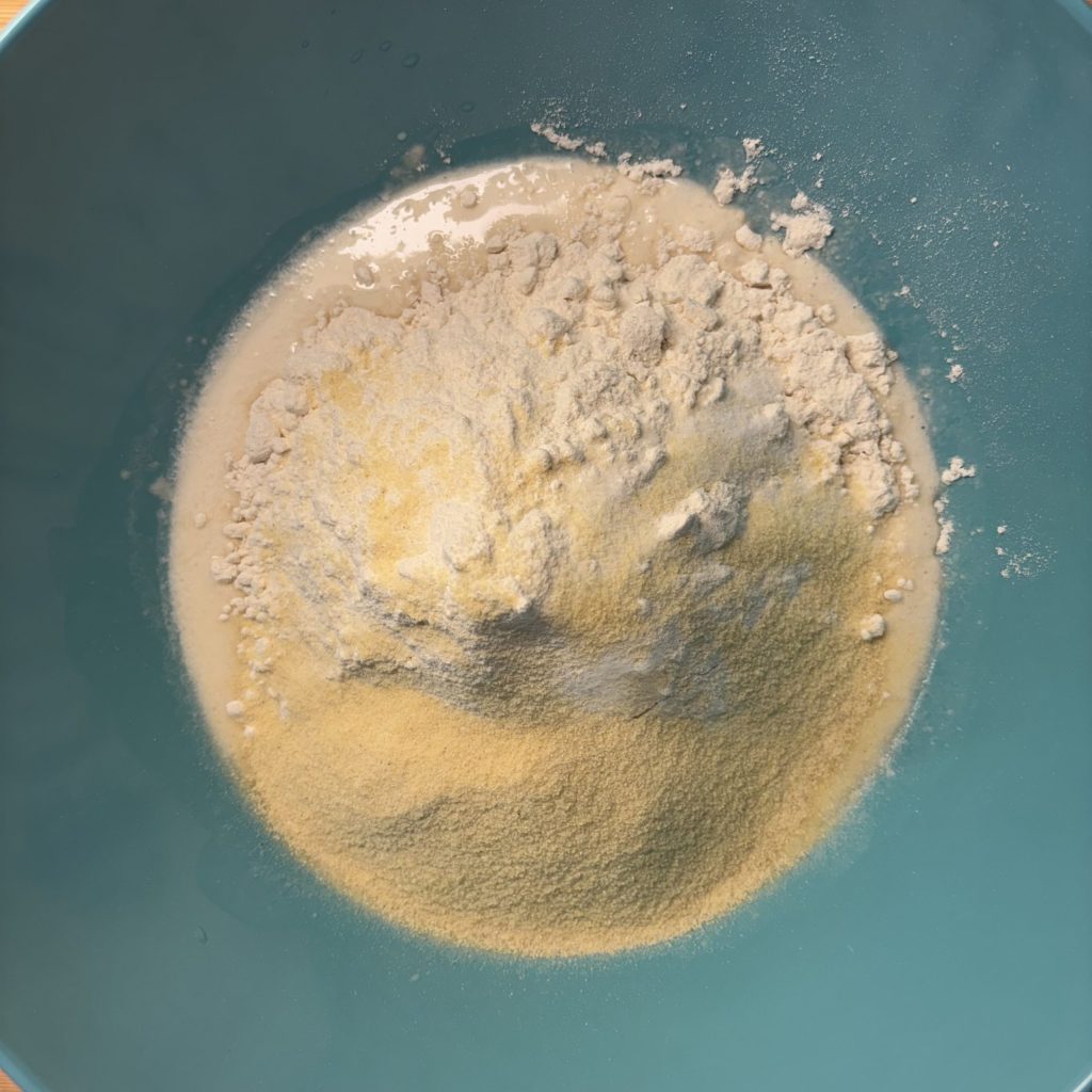 Mehl für Sauerteig Spätzle in einer Schüssel