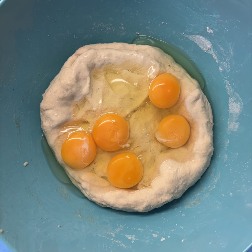 Eier zum Sauerteig Spätzleteig geben