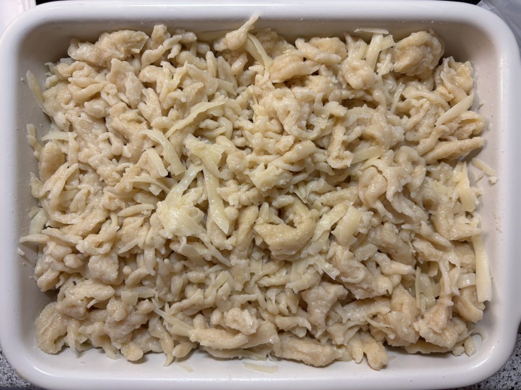 Frisch gekochte Sauerteig Spätzle