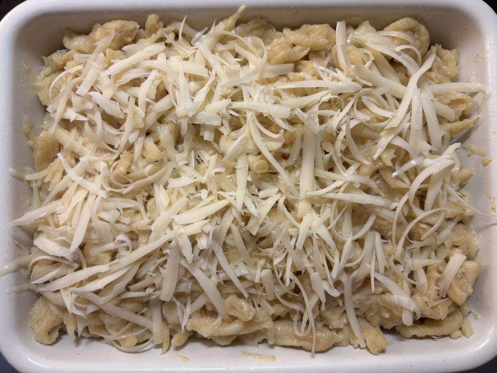 Sauerteig Spätzle mit geriebenem Käse
