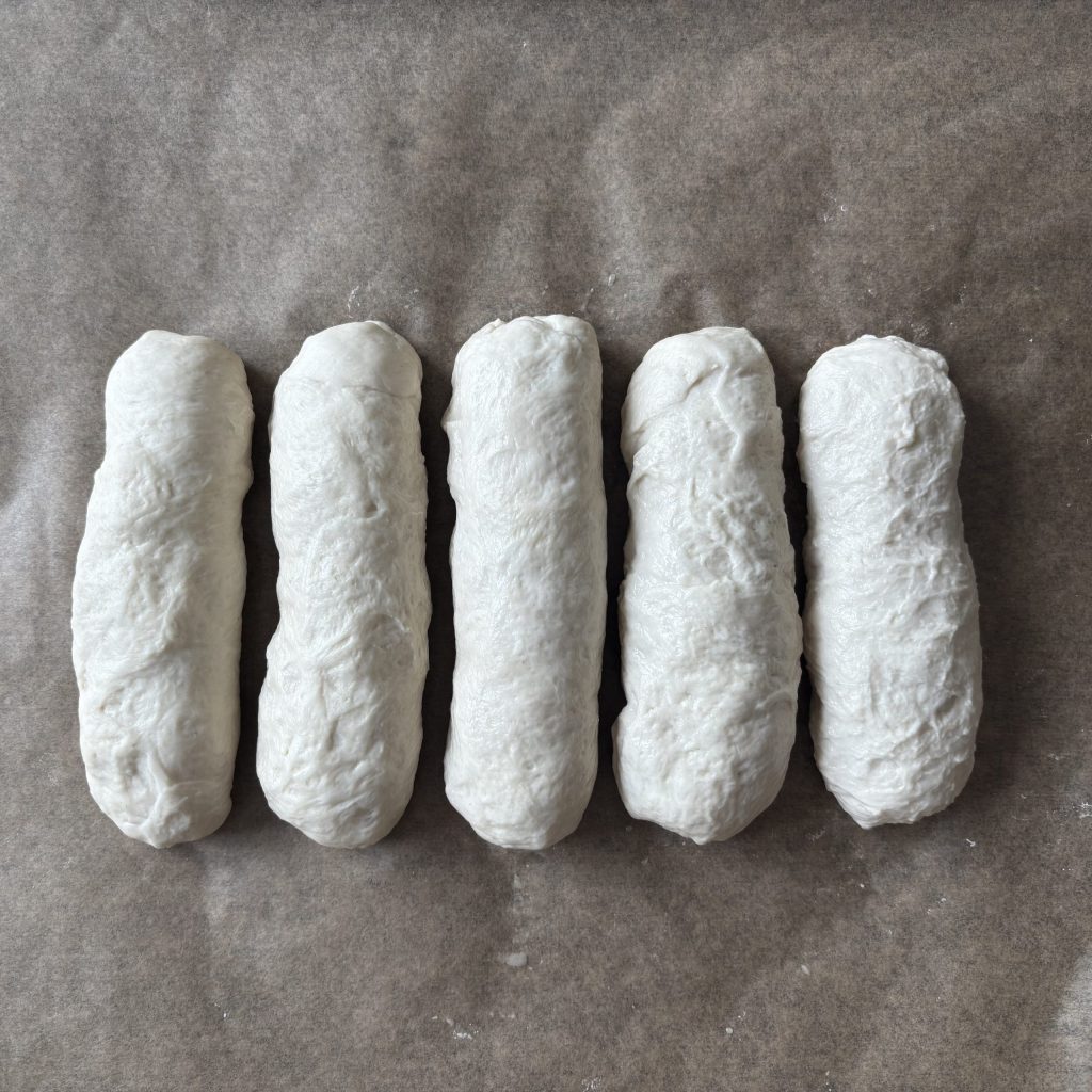 Einzelne Teiglinge für Tessinerbrot mit Sauerteig