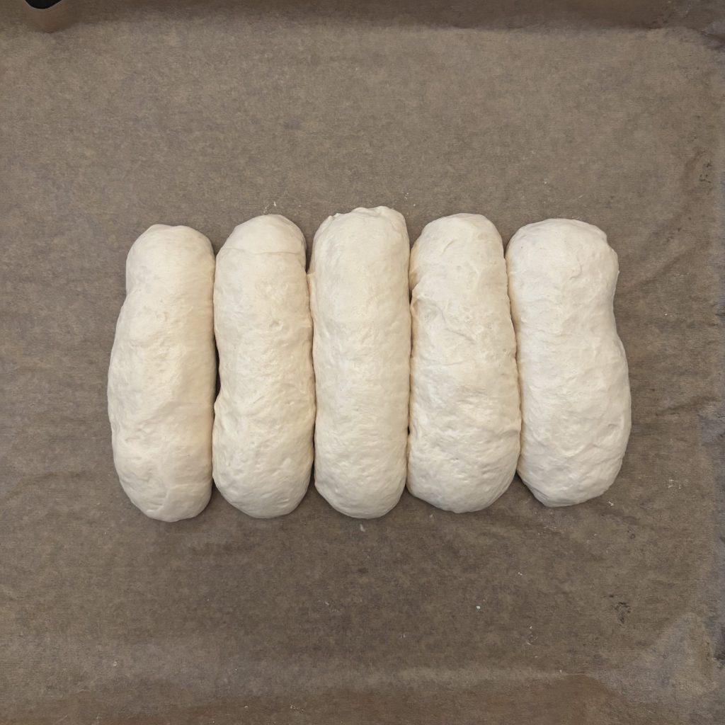 Geformte Teigstücke für Sauerteig Tessinerbrot auf Backpapier