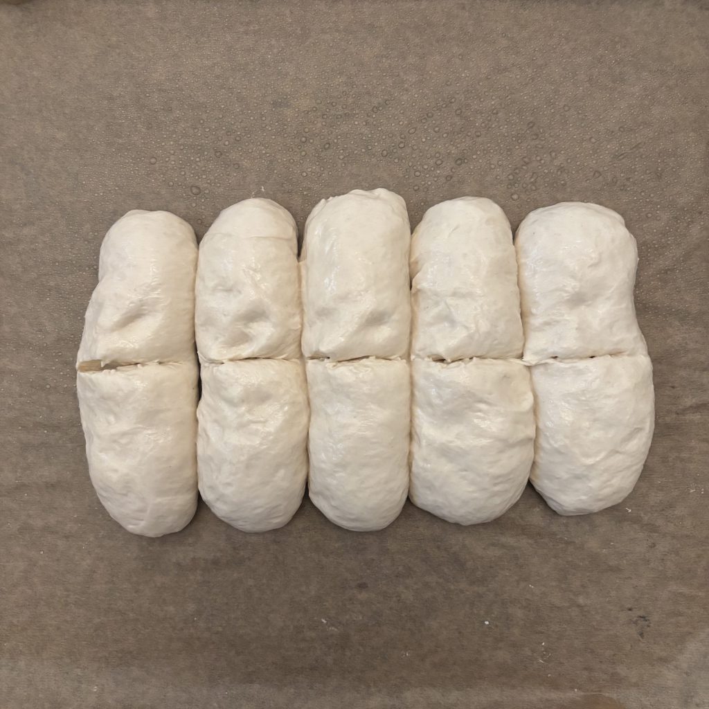 Geformtes Tessinerbrot mit Sauerteig vor der Stückgare