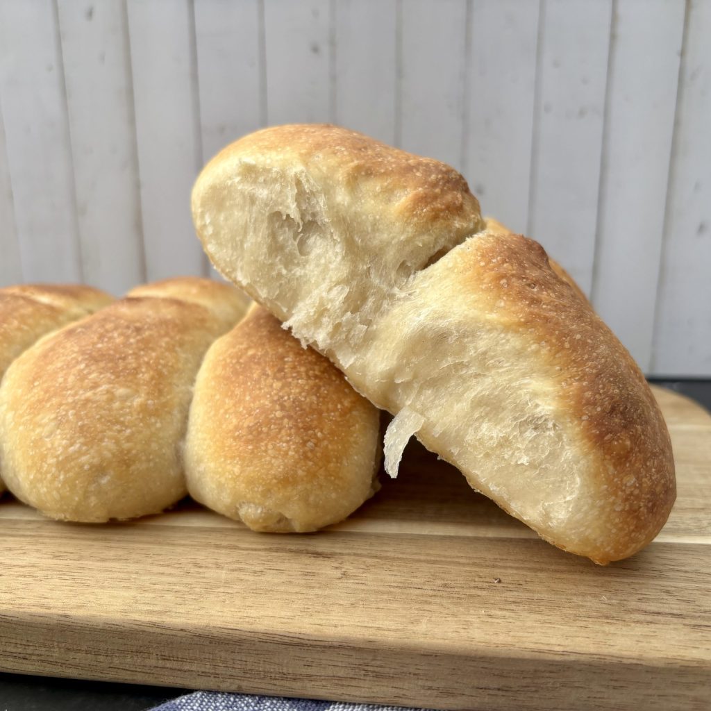 Aufgebrochenes Sauerteig Tessinerbrot mit weicher Krume
