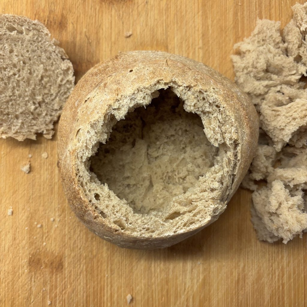 ausgehöhlte sauerteig brot bowl