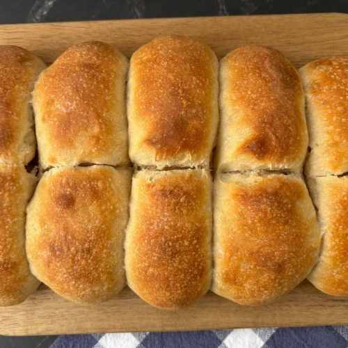 Goldbraun gebackenes Sauerteig Tessinerbrot mit weicher Kruste