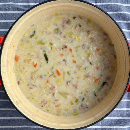Gerstensuppe im Gusseisentopf angerichtet.