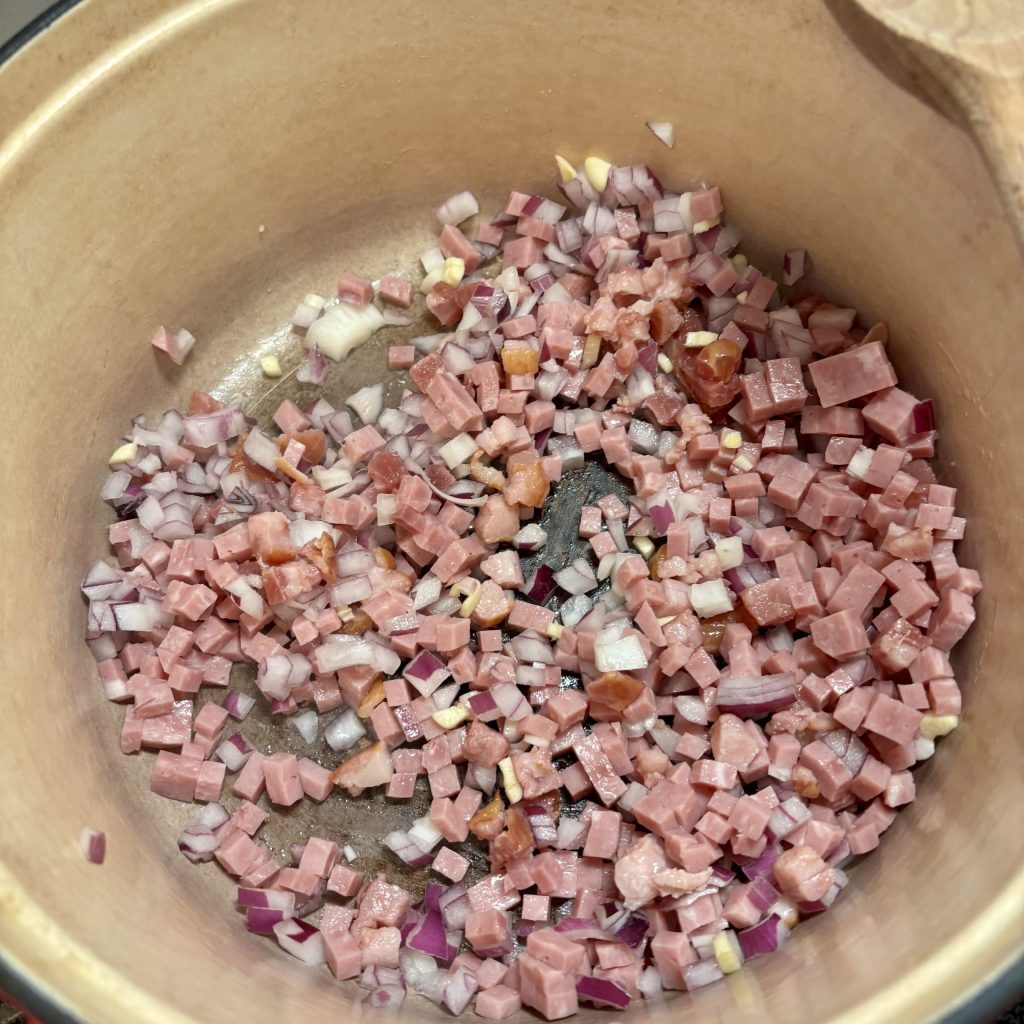 Speck- & Schinkenwürfel im Gusseisentopf für Gerstensuppe