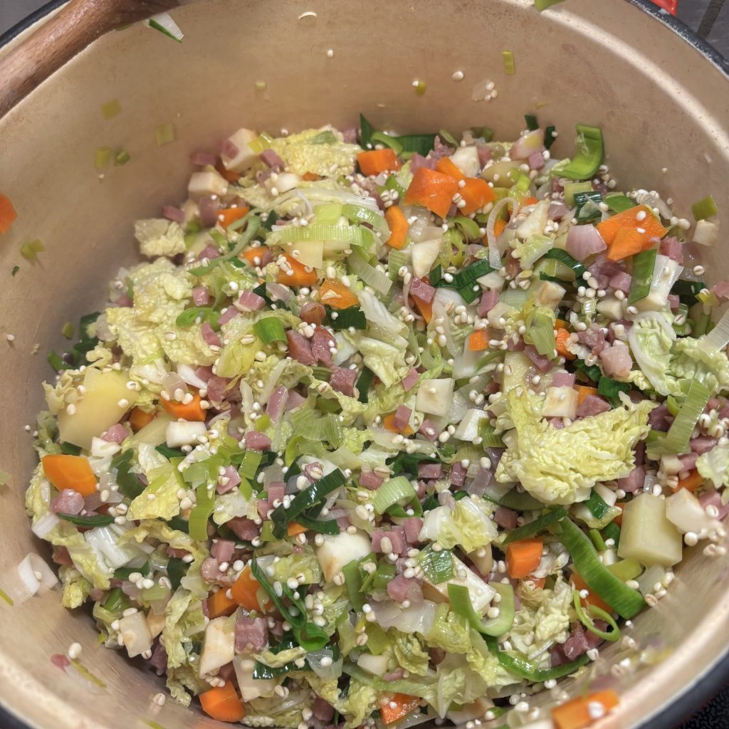 Gerste und Gemüse mit Speck- & Schinkenwürfel für Gerstensuppe.