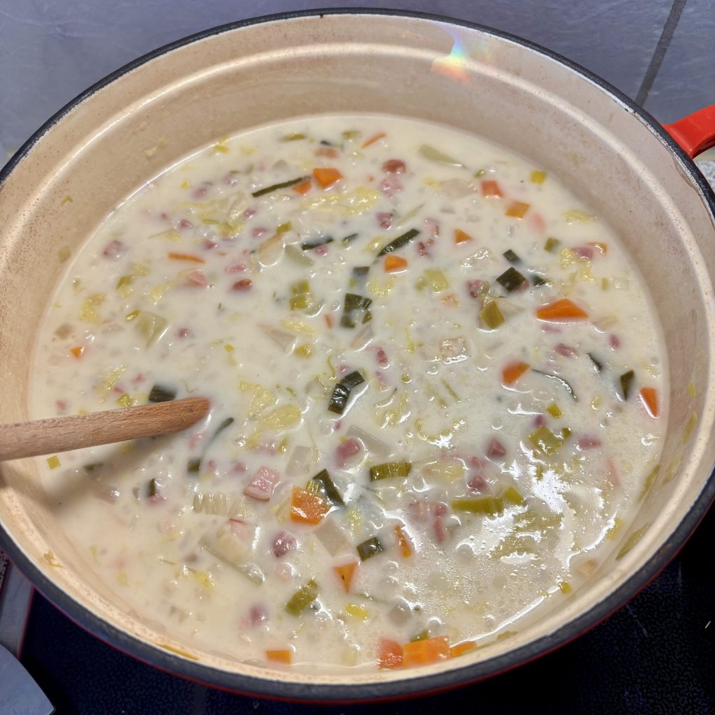 Fertige Gerstensuppe mit Sahne.