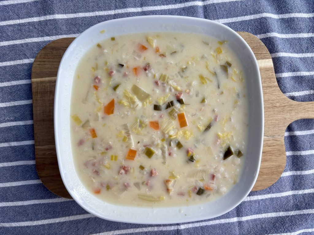 Gerstensuppe im Teller serviert.