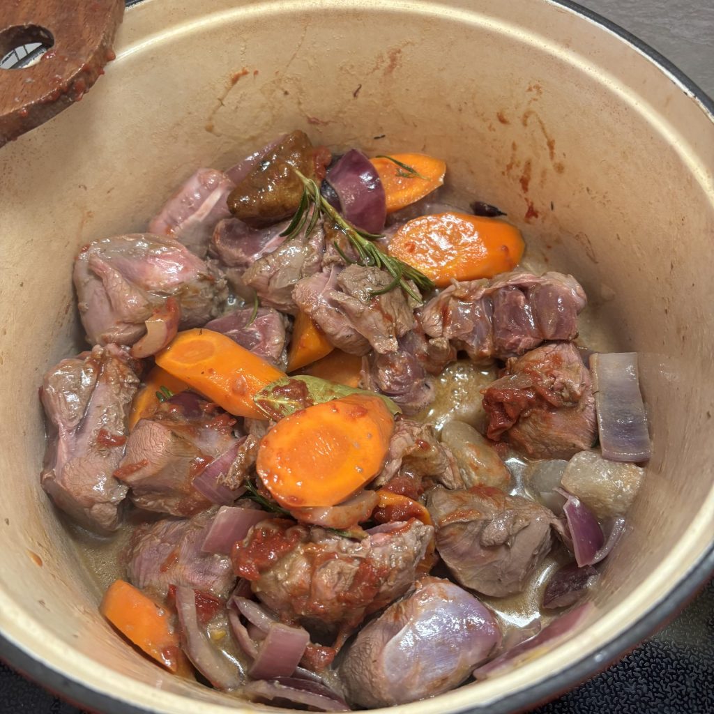 Angebratenes Rehfleisch mit Karotten und Zwiebeln