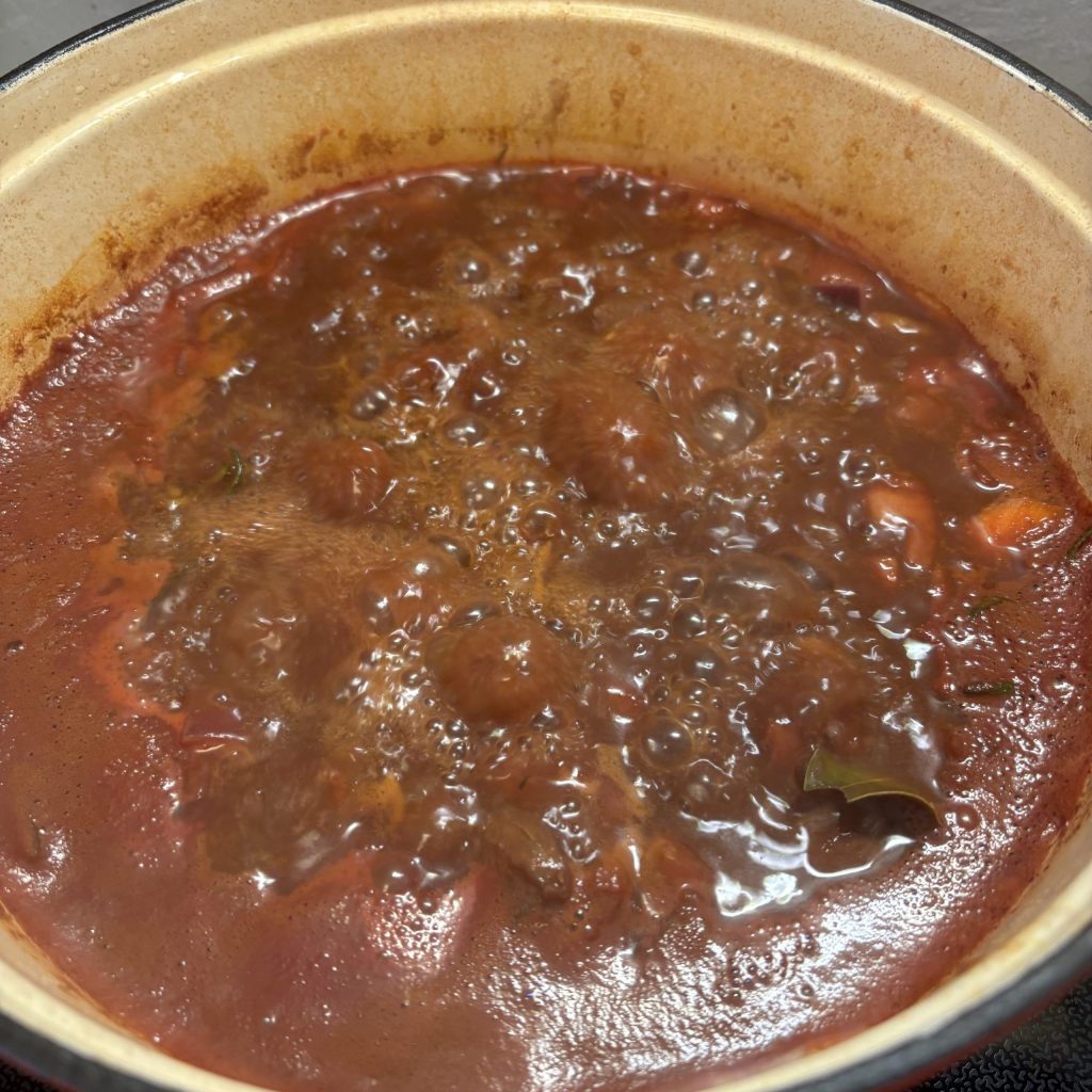 Rehvoressen mit Gemüse und kräftiger Sauce