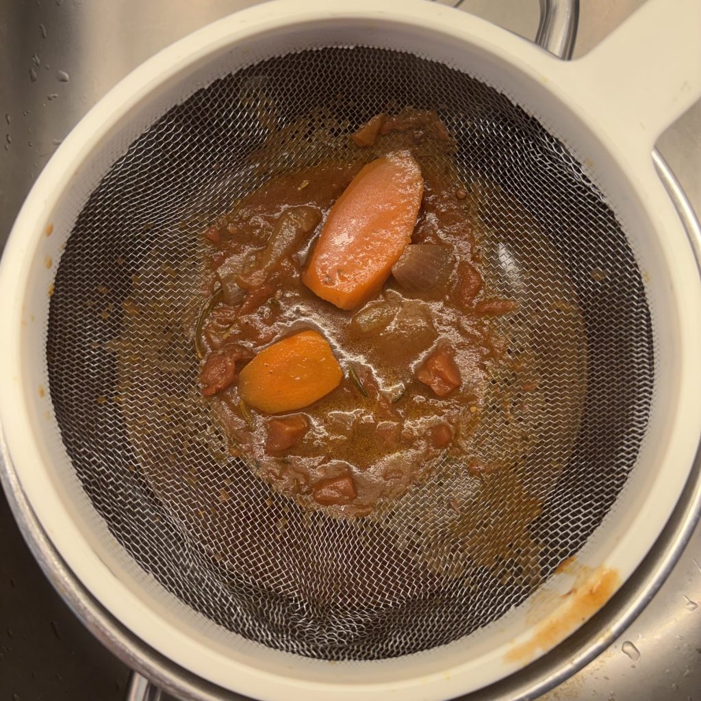 Sauce vom Voressen durch ein Sieb gestrichen