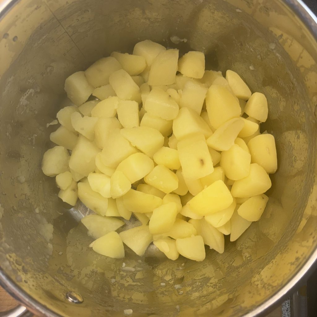 Gekochte Kartoffeln für Kartoffelstock