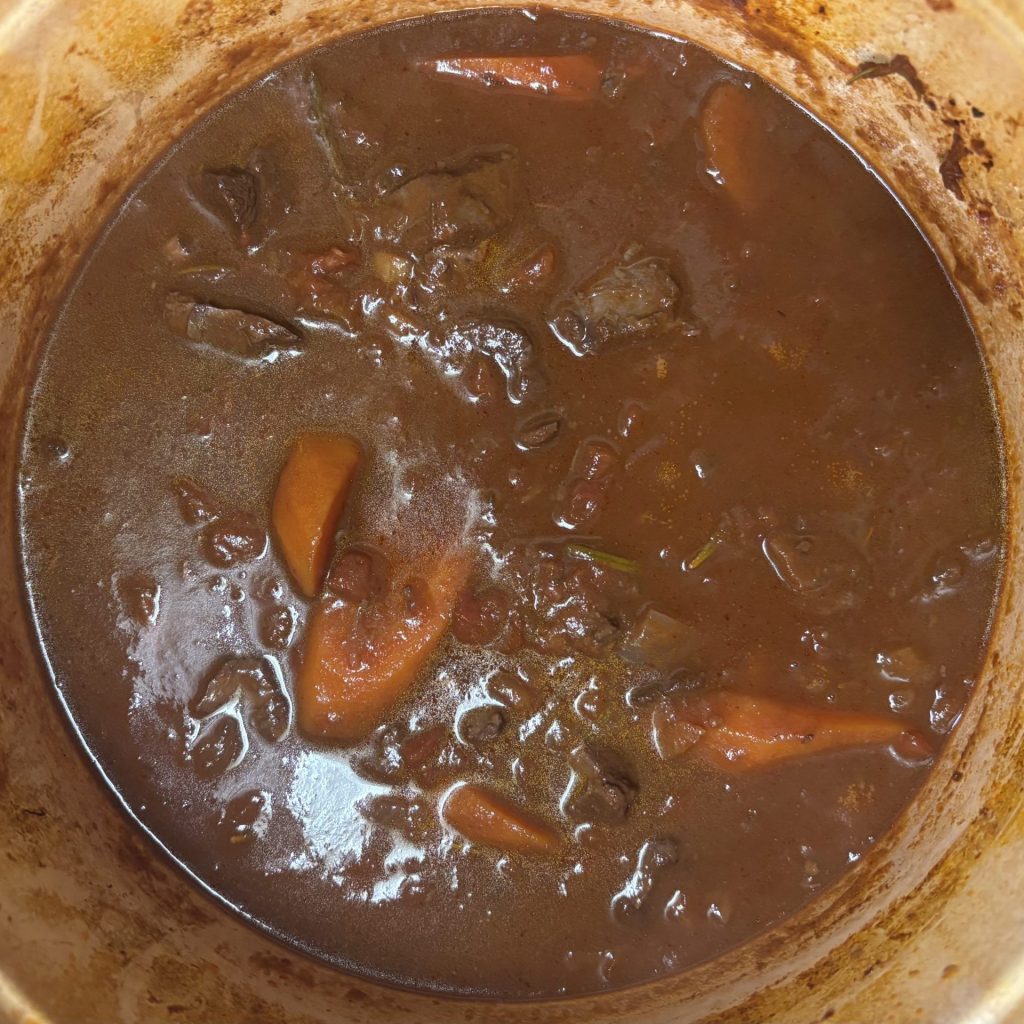 Fertiges Voressen mit Reh und Karotten in dunkler Sauce