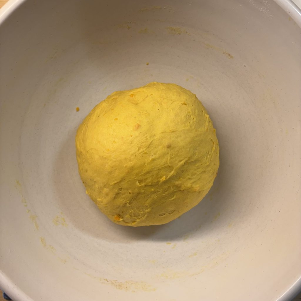 Glatter Kürbis-Sauerteig nach dem Kneten, bereit für die Teigruhe.