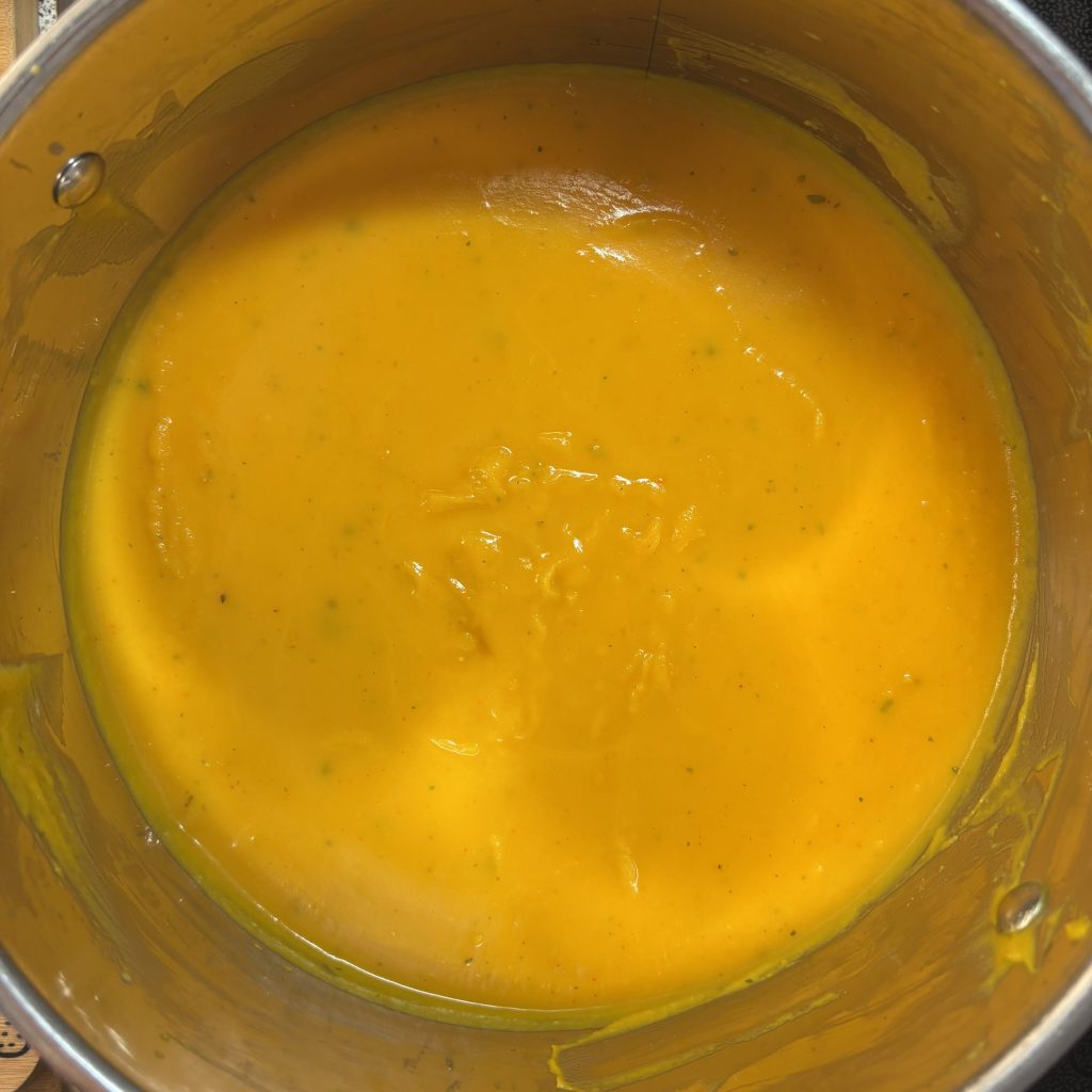 Kürbissuppe mit Kokosmilch nach dem Pürieren