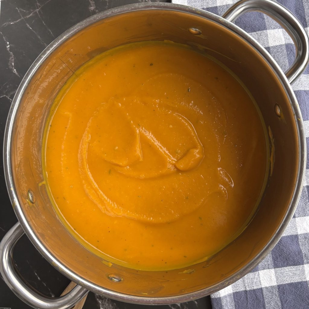 Cremige Kürbissuppe mit Kokosmilch im Kochtopf