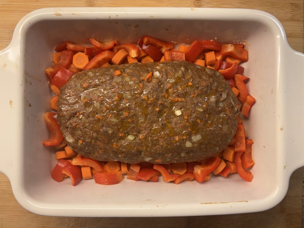 Hackbraten mit fein geriebenen Karotten vor dem Backen