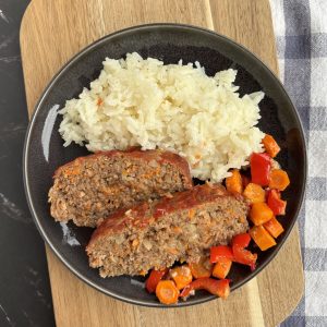 Hackbraten mit Kartoffelstock und Ofengemüse auf einem Teller