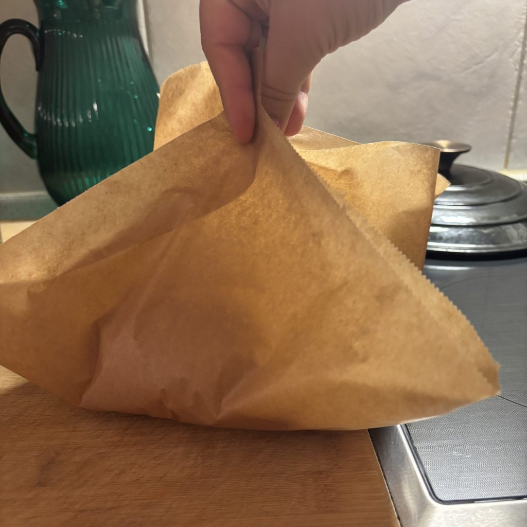 Sauerteig Kürbisbrot mit Backpapier in den Gusseisentopf setzen