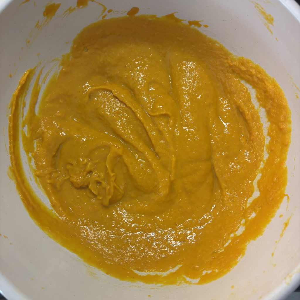 Krübispüree mit Sauerteigstarter und Wasser vermischt.