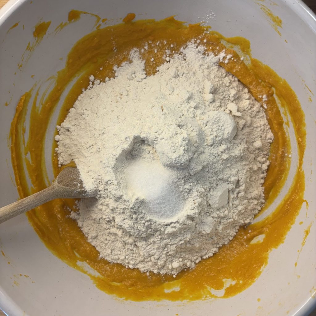 Mehl und Salz mit Kürbismischung für ein Sauerteig Kürbisbrot.
