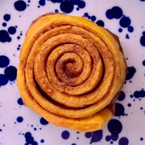 Goldbraune Sauerteig Kürbis Zimtschnecke mit sichtbarer Pumpkin-Spice-Spirale.