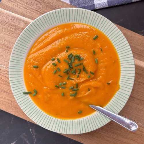 Kürbissuppe mit Kokosmilch in einer Schüssel serviert