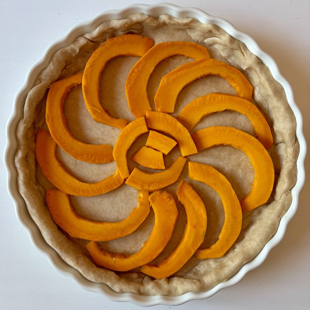 Sauerteigtarte mit Kürbis ausgelegt.