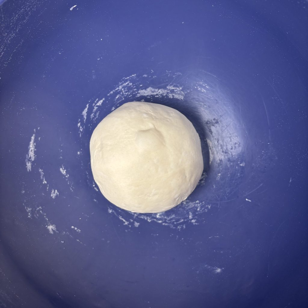 Kleine Teigkugel in einer blauen Schüssel
