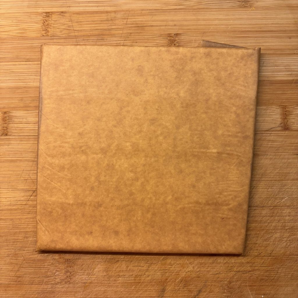 Butterplatte auf einem Holzbrett