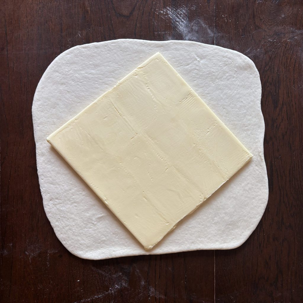 Butterplatte auf ausgerolltem Teig