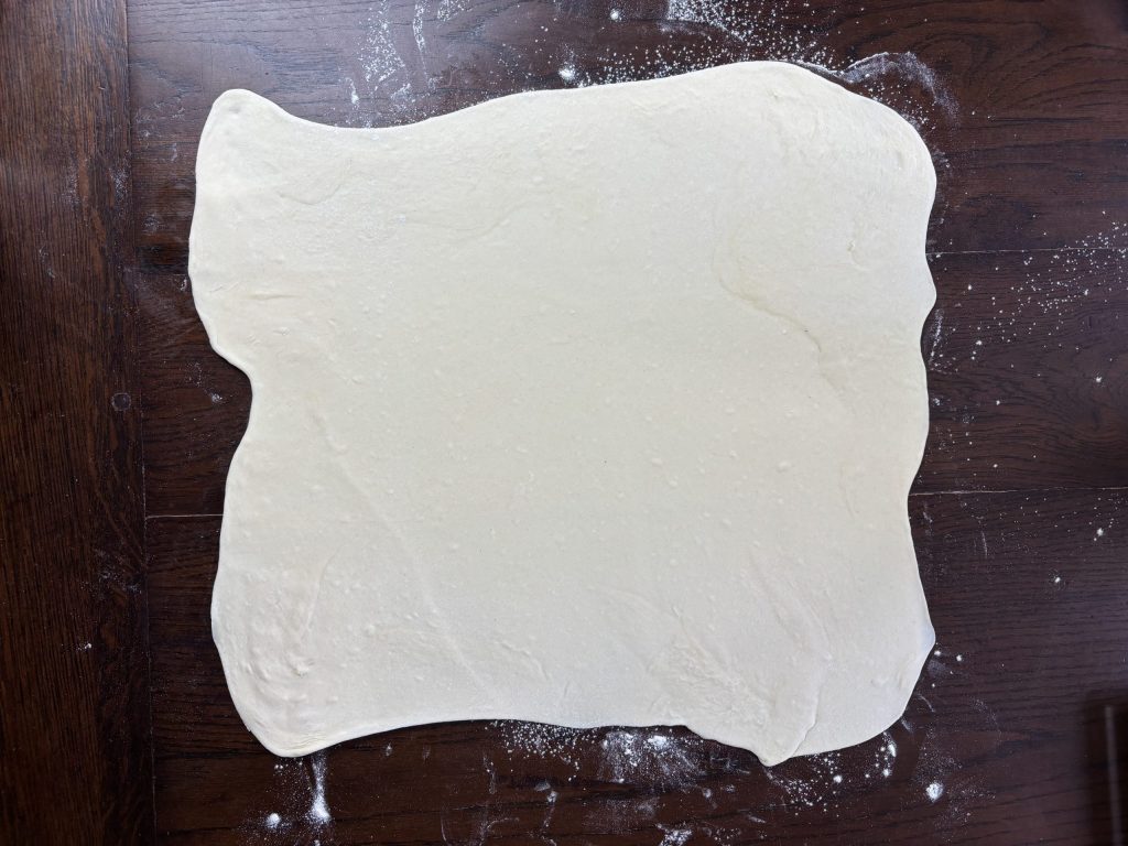 Sauerteig Blätterteig dünn und rechteckig ausgerollt