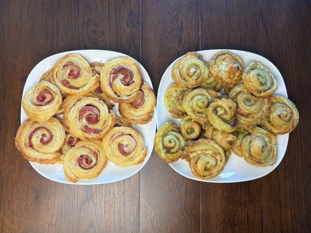 Blätterteigschnecken mit verschiedenen Füllungen auf zwei Tellern