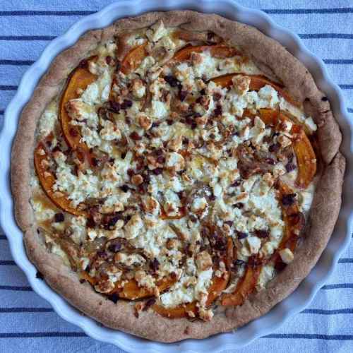 Herbstliche Sauerteig Tarte mit Kürbis, Feta und Speck.
